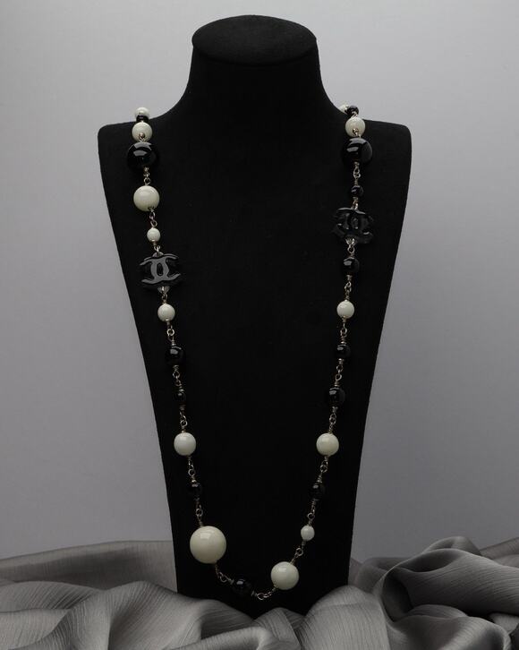 CHANEL Jewelry - Vintage Chanel Black & White Necklace 82.16G / (41-44in)